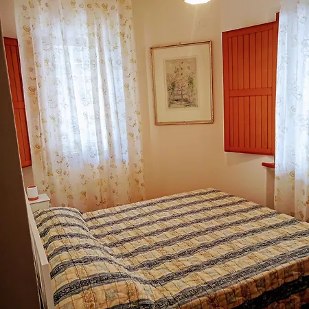 In Iris, Con Patio Ad Uso Esclusivo, Parcheggio Privato In Giardino, In Centro Citta Apartamento *