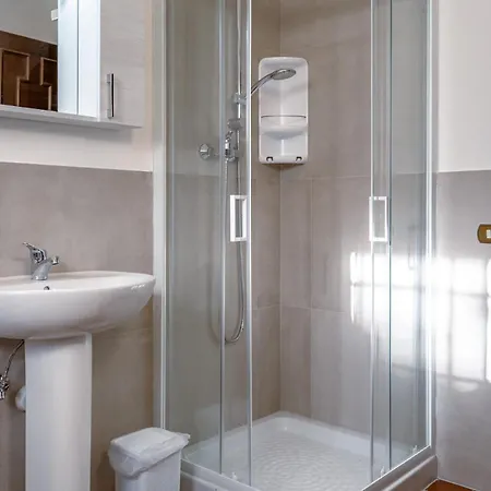 Apartment In Iris, Con Patio Ad Uso Esclusivo, Parcheggio Privato In Giardino, In Centro Citta *