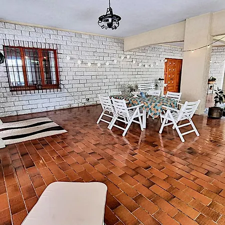 In Iris, Con Patio Ad Uso Esclusivo, Parcheggio Privato In Giardino, In Centro Citta